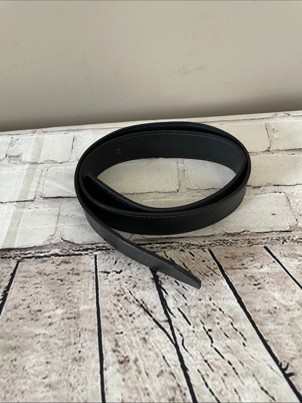 Cintas Buckleless Self Gripping Closure Classic Black Faux Leather Belt Men 38